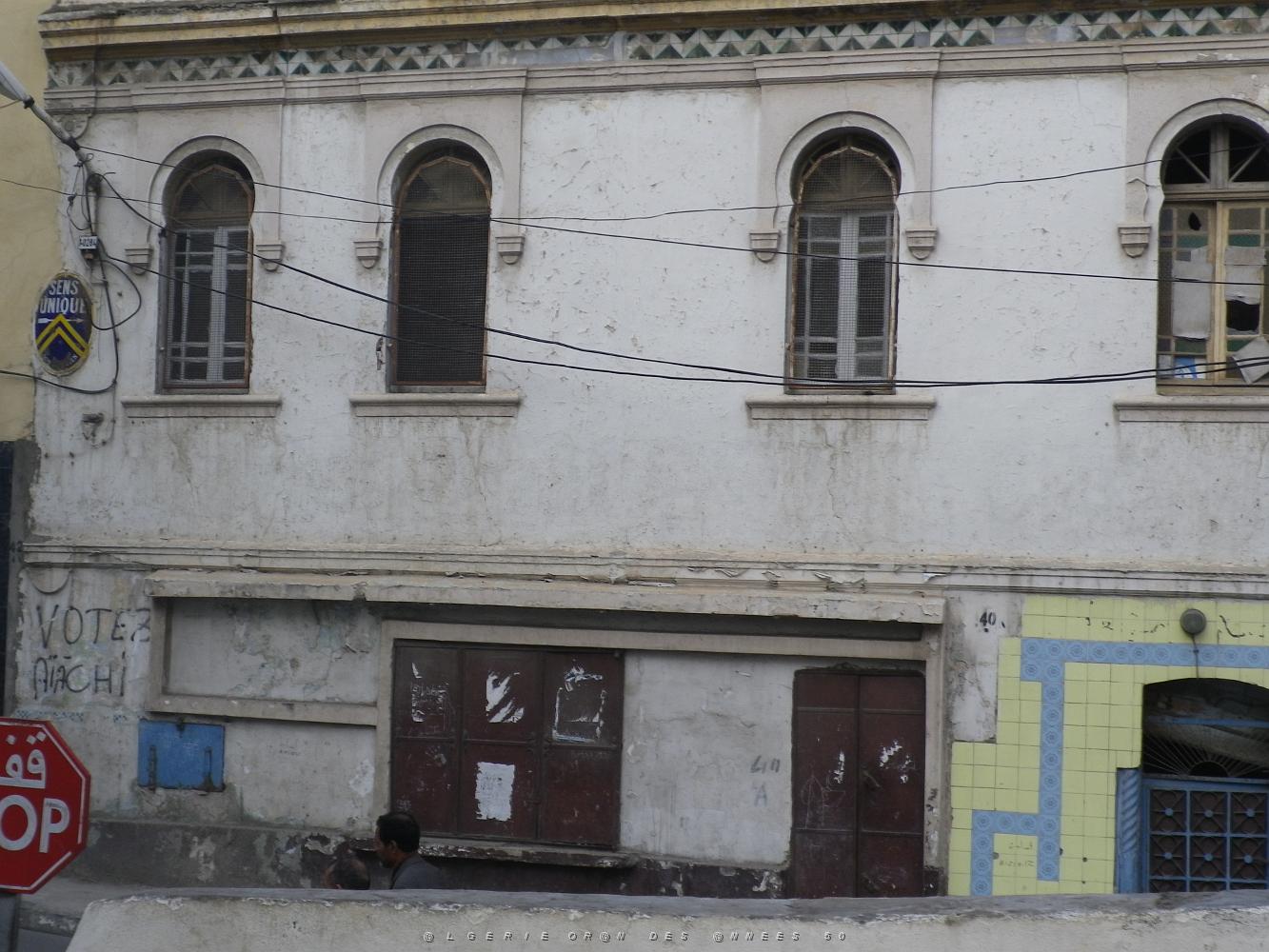 1941 maison en ruine a cote de la mosquee a signaler le vieux panneau de chez citroen.JPG